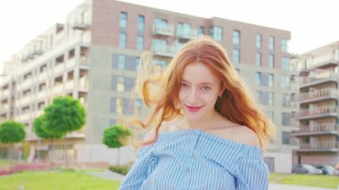 Kızıl saçlı bayan. Duygu. Gülümseme