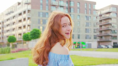 Kızıl saçlı bayan. Duygu. Gülümseme