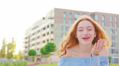 Kızıl saçlı bayan. Duygu. Gülümseme