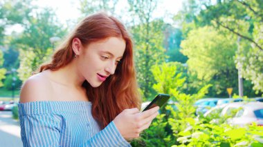 Lady Açık Havada Bir Telefon Kullanma