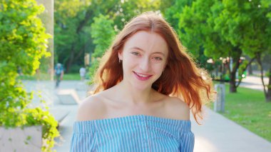 Kızıl saçlı bayan. Duygu. Gülümseme
