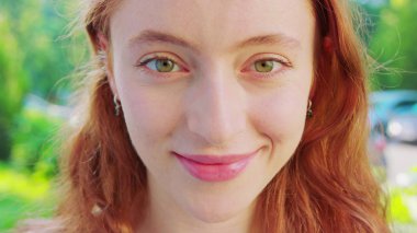 Kızıl saçlı bayan. Duygu. Gülümseme