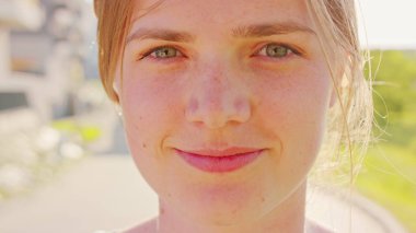 Sarışın bayan. Duygu. Gülümseme