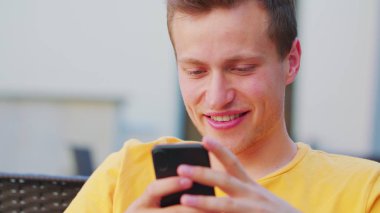 İç Mekanlarda Telefon Kullanan Adam