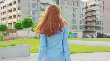 Kızıl saçlı bayan. Duygu. Gülümseme