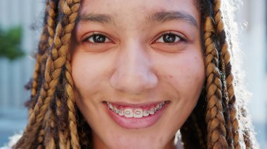 Örgülü kadın. Duygu. Gülümseme