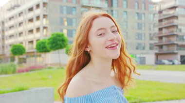 Kızıl saçlı bayan. Duygu. Gülümseme