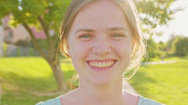 Sarışın bayan. Duygu. Gülümseme