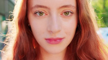 Kızıl saçlı bayan. Duygu. Gülümseme