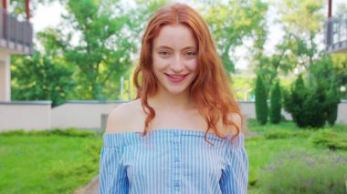 Kızıl saçlı bayan. Duygu. Gülümseme