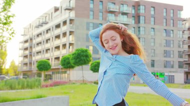 Kızıl saçlı bayan. Duygu. Gülümseme