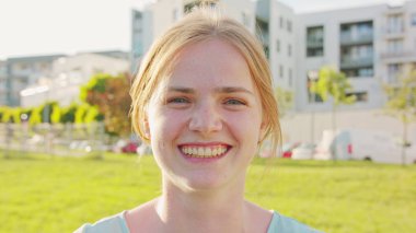 Sarışın bayan. Duygu. Gülümseme