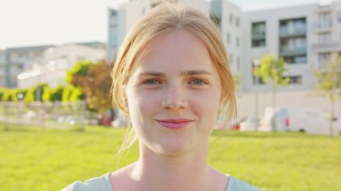 Sarışın bayan. Duygu. Gülümseme