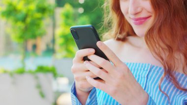 Lady Açık Havada Bir Telefon Kullanma