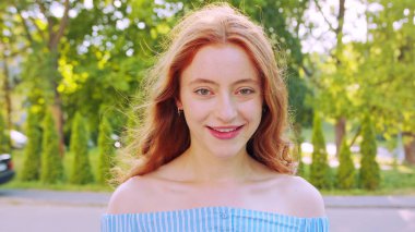 Kızıl saçlı bayan. Duygu. Gülümseme