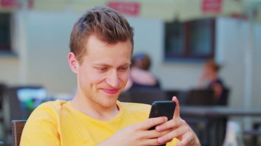 İç Mekanlarda Telefon Kullanan Adam