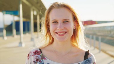 Sarışın bayan. Duygu. Gülümseme