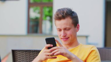 Adam Açık Bir Telefon Kullanma