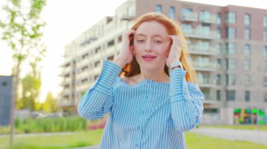 Kızıl saçlı bayan. Duygu. Gülümseme