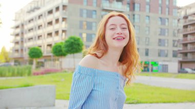 Kızıl saçlı bayan. Duygu. Gülümseme