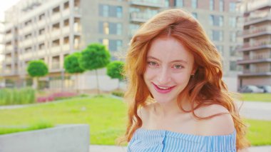 Kızıl saçlı bayan. Duygu. Gülümseme