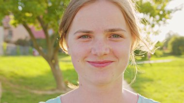 Sarışın bayan. Duygu. Gülümseme