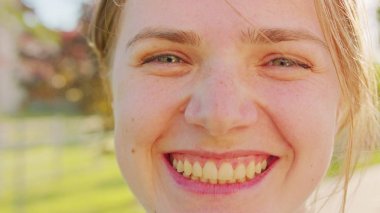 Sarışın bayan. Duygu. Gülümseme