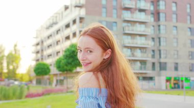 Kızıl saçlı bayan. Duygu. Gülümseme