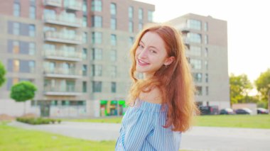 Kızıl saçlı bayan. Duygu. Gülümseme