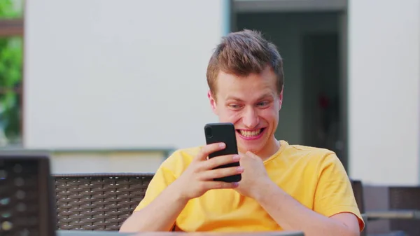 Man Using a Phone Outdoors — Stock Photo, Image