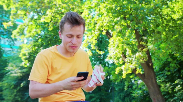 Homem usando um telefone ao ar livre — Fotografia de Stock