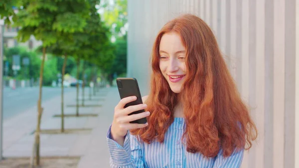 Дама с телефоном на улице — стоковое фото