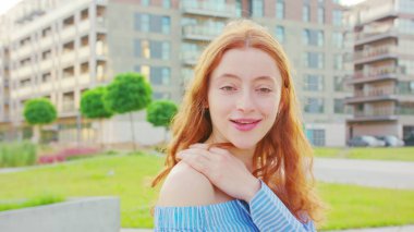 Kızıl saçlı bayan. Duygu. Gülümseme