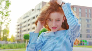 Kızıl saçlı bayan. Duygu. Gülümseme