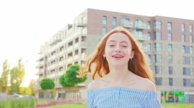 Kızıl saçlı bayan. Duygu. Gülümseme