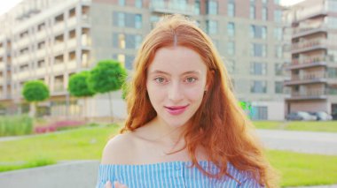 Kızıl saçlı bayan. Duygu. Gülümseme