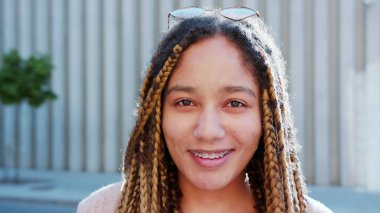 Örgülü kadın. Duygu. Gülümseme