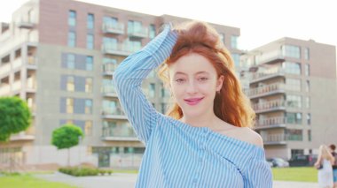 Kızıl saçlı bayan. Duygu. Gülümseme