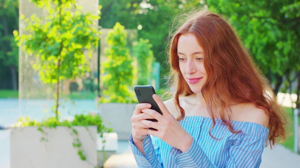 Señora usando un teléfono al aire libre — Foto de Stock