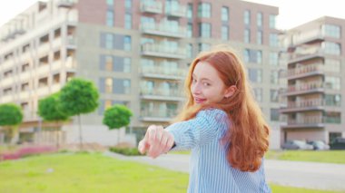 Kızıl saçlı bayan. Duygu. Gülümseme