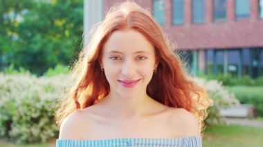 Kızıl saçlı bayan. Duygu. Gülümseme