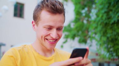 Adam Açık Bir Telefon Kullanma