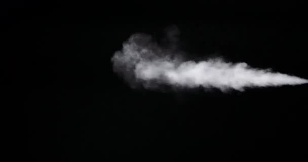 검은 배경에 고립 된 흰색 연기 트레일 — 비디오