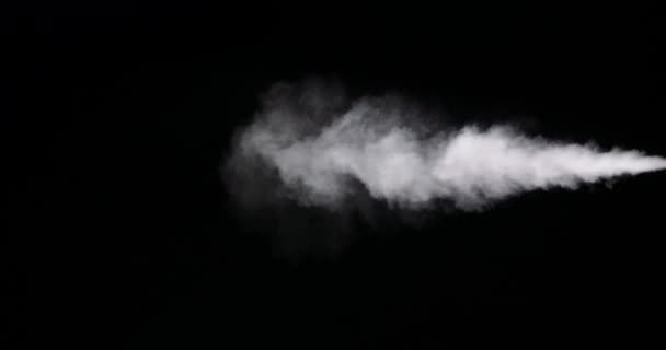 검은 배경에 고립 된 흰색 연기 트레일 — 비디오