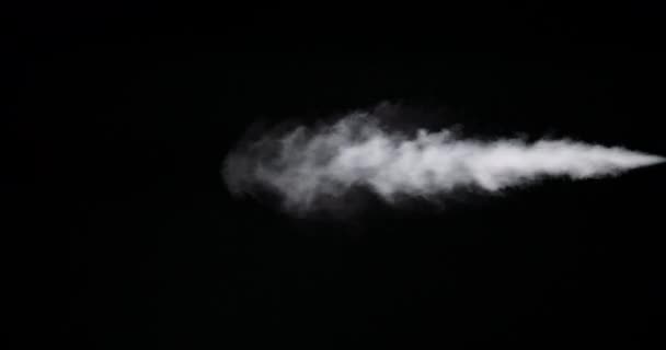 Huella de humo blanca aislada sobre fondo negro — Vídeos de Stock