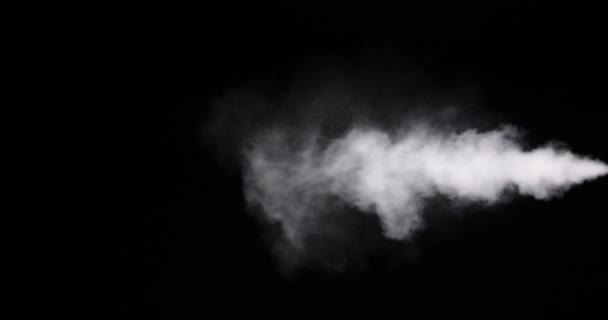 Sentier de fumée blanche isolé sur fond noir — Video