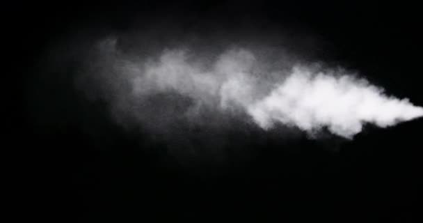 Λευκό μονοπάτι καπνού απομονωμένο σε μαύρο φόντο — Αρχείο Βίντεο