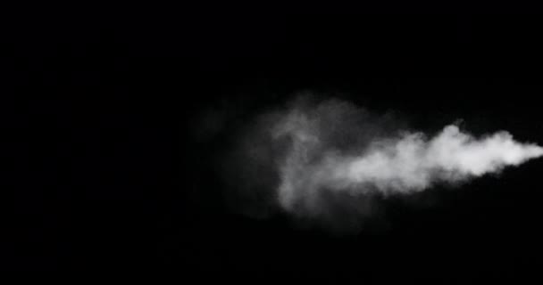 Huella de humo blanca aislada sobre fondo negro — Vídeo de stock