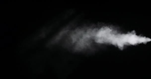 Λευκό μονοπάτι καπνού απομονωμένο σε μαύρο φόντο — Αρχείο Βίντεο