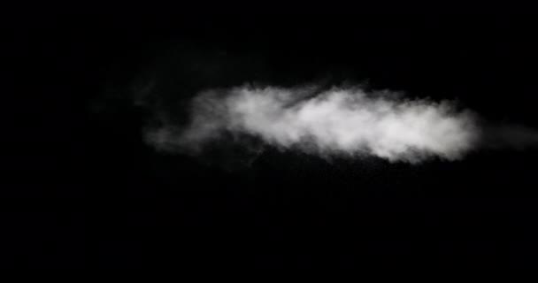 Weiße Rauchspur isoliert auf schwarzem Hintergrund — Stockvideo